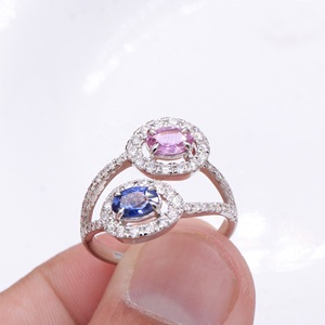 Bague Bypass en Or Blanc Massif 18 carats avec Saphir Rose et Bleu et Diamants en Halo, Vente en Gros, Memoria Jewels - Product Image 4