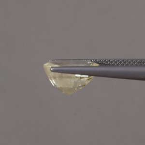 พลอยแซฟไฟร์สีเหลืองทรงรีขนาด 10.5x10 มม. น้ำหนัก 5 กะรัต ได้รับการรับรองจาก IGI แท้ 100% ผ่านการเคลือบแว็กซ์/น้ำมัน เพิ่มสีสันสวยงาม - Product Image 2