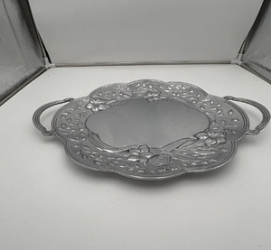 Plateau de service créatif en métal argenté avec poignées et motif floral, idéal pour une utilisation quotidienne, pour servir à table et pour la décoration de la maison - Product Image 2