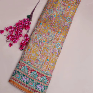 Tela Jacquard Crepé Natural Amarillo Mostaza con Estampado Étnico y Posiciones de Paisajes, Borde de Elefantes, Suave, Transpirable, Mediana, para Niñas - Product Image 1