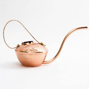 กระบอกฉีดน้ำแบบเป็นมิตรกับสิ่งแวดล้อม ดีไซน์ลายตอก ทำจากโลหะเคลือบทองแดง คุณภาพพรีเมียม สำหรับใช้ในบ้านและสวน - Product Image 1