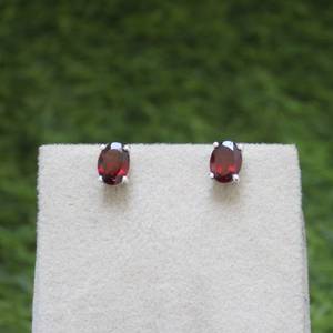 Boucles d'oreilles ovales délicates en grenat, argent sterling 925, faites à la main, bijoux élégants, pierre de naissance, cadeau pour femme - Product Image 1