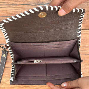 Nouveau design pochette en fourrure de vachette usinée à la main sculpture portefeuille pochette Western élégant portefeuille multi-usages pochette en Offre Spéciale pour femmes - Product Image 3