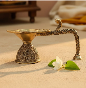 Lampe à huile décorative en laiton avec des volutes en filigrane et un accent plumeux orné, disponible à prix de gros. - Product Image 3
