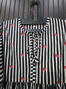 Robe courte trapèze à manches longues pour femme, motif cœurs rayés noir et blanc, col noué, poignets à volants - Product Image 5