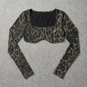 Chemisier court à col carré et manches longues pour femme, coupe ajustée, imprimé DTG personnalisé, motif animalier gris anthracite, idéal pour l'été - Product Image 3