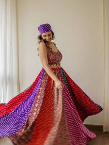 Conjunto de Vestido Largo para Mujer, Diseño Étnico para Fiestas Navratri, en Faux Georgette, con Blusa con Bordado de Espejos y Lehenga Estampada - Product Image 2