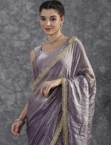 Sari de satén de seda liso para mujer KV con blusa sin coser (morado) de secado rápido y sin arrugas para bodas - Product Image 1
