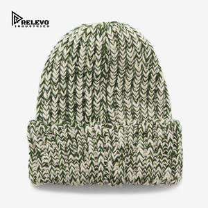 Bonnets d'hiver personnalisés avec logo pour hommes et femmes, bonnets en acrylique tricotés unis en gros, bonnets doux et chauds à revers pour la personnalisation de marque - Product Image 1