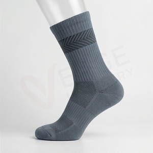 Chaussettes pour hommes à motif géométrique, tricotées, respirantes, en spandex et polyester, style sportif régulier pour le printemps - Product Image 3