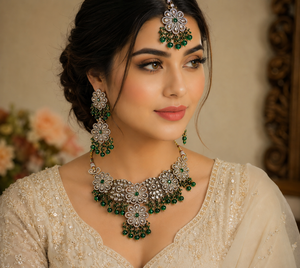 Conjunto de collar choker AD floral verde de lujo con aretes a juego y Maang Tikka de circonita cúbica chapado en rodio para novia/boda - Product Image 1