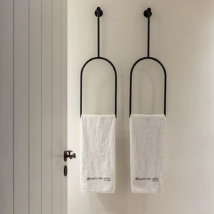 Toallero de pared minimalista de metal negro con un solo gancho, organizador de baño, diseño decorativo que ahorra espacio - Product Image 1