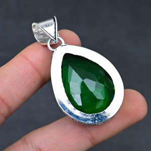 Venta al por mayor de colgantes de plata de ley con peridoto verde facetado ovalado, creados en laboratorio, para mujer. - Product Image 2