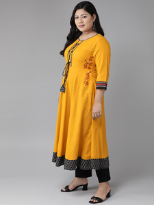 Kurta Anarkali en coton slub brodé jaune, grande taille, col rond, manches trois quarts, confortable à porter, vente en gros - Product Image 3
