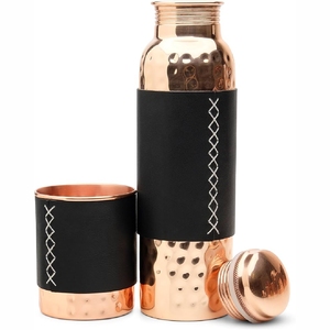 Funda de Cuero Premium para Botella con Juego de Vasos de Cobre Hechos a Mano, Artículos de Bebida Ecológicos de Lujo al por Mayor - Product Image 1