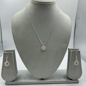 Delicado conjunto de collar con colgante de flor de perlas y cadena de plata, con pendientes a juego, joyería elegante y minimalista para mujer - Product Image 3