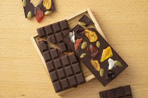 Barra de chocolate negro artesanal con nueces y frutas secas en cajas personalizadas para ideas de regalos o recuerdos. - Product Image 2