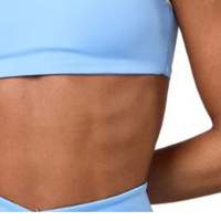 Soutien-gorge de sport bleu clair pour femme avec logo personnalisé, biais contrastant, fines bretelles, crop top d'entraînement, ensemble de fitness col en V, vêtements de sport en gros