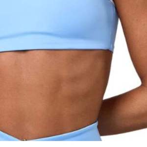 Sujetador deportivo azul claro para mujer con logo personalizado, ribete en contraste, tirantes finos, top corto para entrenamiento, conjunto de gimnasio con cuello en V, ropa deportiva al por mayor - Product Image 2
