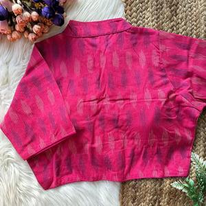 เสื้อครอปผู้หญิงสีชมพูลายเรขาคณิต คอจีน แขนสามส่วน ติดกระดุมด้านหน้า สไตล์ลำลอง ผ้าฝ้าย 100% สำหรับฤดูใบไม้ผลิและฤดูร้อน - Product Image 2