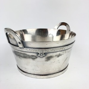 Hielera plateada vintage para múltiples botellas, ideal para estaciones de servicio y para mantener el hielo fresco durante eventos prolongados. - Product Image 1