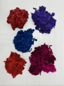 Fibra de seda de sari colorida con característica textil reciclada, ideal para manualidades, tejido, bordado y proyectos creativos. - Product Image 4