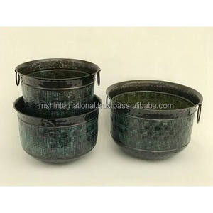 Jardinière en métal avec brosse noire et motif de fleurs pour la décoration intérieure de la maison et du jardin. - Product Image 3