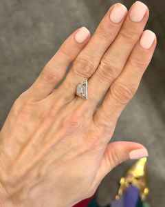 เพชร CVD รูปทรงสี่เหลี่ยมคางหมู น้ำหนัก 2.00 กะรัต ผลิตในห้องปฏิบัติการ ขัดเงาด้วยมือจากอินเดีย สำหรับทำเครื่องประดับ แหวน ต่างหู จี้ - Product Image 2