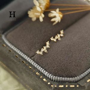 Pendientes de Diamantes Curvos Delicados en Forma de Racimo – Oro de 14k con Diamantes Certificados – Fabricante de Joyería Fina - Product Image 5