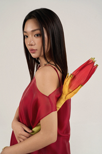 Robe décontractée droite et ample en voile d'organza de soie rouge de luxe, asymétrique à l'épaule, style minimaliste élégant, fabriquée au Vietnam (ODM/OEM) - Product Image 5