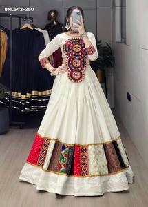 Ensemble Lehenga-Choli pour femme en rayonne et coton imprimé, avec miroir et broderie, idéal pour les fêtes et le Navratri - Product Image 4