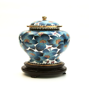 Urna blanca de cloisonné con motivos de peonías azules y un acabado craquelado. Elegancia para un legado, disponible a precios de mayorista. - Product Image 2