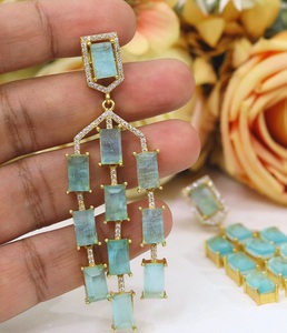 Boucles d'oreilles pendantes en laiton plaqué or de qualité supérieure, tendance et glamour, avec double zircon CZ, pour femmes, pour les soirées et les occasions spéciales - Product Image 4