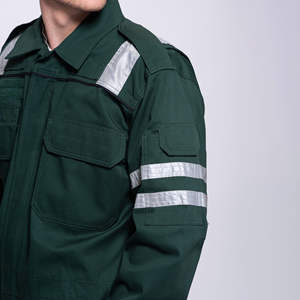 Traje de seguridad duradero diseñado para entornos exigentes. Ofrece protección, comodidad y flexibilidad para el uso diario en la industria y el trabajo. - Product Image 3