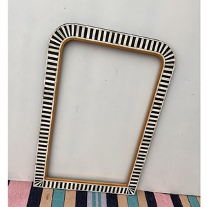 Miroir mural de luxe artisanal en os incrusté, design couronne noir et blanc pour la décoration intérieure moderne de Belladec - Product Image 5
