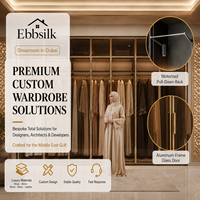 Dressing sur mesure avec cadre en aluminium couleur or champagne, porte vitrée battante, hauteur pleine du sol au plafond, pour villa