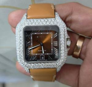 Reloj de Lujo Plateado con Incrustaciones de Diamantes VVS Moissanite, Bisel con Esfera Degradada Marrón, Números Romanos, Correa de Cuero Color Bronceado, Reloj Personalizado para Hombre - Product Image 6