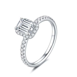Bague de fiançailles en diamant de laboratoire taille émeraude la plus vendue pour femme, idéale pour un anniversaire de mariage, disponible au prix export. - Product Image 2