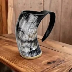 Jarra de Cuerno Vikinga Hecha a Mano para Beber, Jarra de Cuerno Natural para Cerveza, Sidra y Cerveza Alemana con Base de Madera, Disponible a Precio de Mayoreo - Product Image 5
