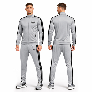 ชุดวอร์มกีฬาผู้ชายแบบกำหนดเอง ปี 2026 สีเทา เสื้อแจ็คเก็ตซิปเต็มตัวและกางเกงจ็อกเกอร์ลายทาง ชุดวอร์มสำหรับออกกำลังกาย วิ่ง และฝึกซ้อม ขายส่ง - Product Image 1