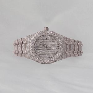 Reloj de Pulsera de Lujo de Calidad Superior, Esfera Redonda, Correa Plateada con Diamantes, Diseño Analógico de Cuarzo con Elegantes Detalles de Moissanita - Product Image 1