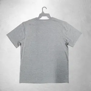T-shirt personnalisé gris chiné clair pour homme avec imprimé pêche, motif pêcheur lac-forestier, sans logo ni étiquette, vente en gros - Product Image 2