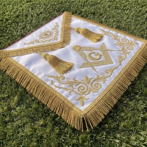 Badge Franc-Maçon en Cuir Blanc Brodé Or avec Compas Carré, G et Œil Qui Tout Voit, Franges et Pompons, à Coudre, Personnalisé - Product Image 3