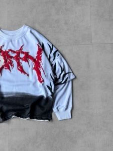 Nouveaux T-shirts rouges surdimensionnés les plus vendus avec manches doubles contrastantes blanches, logo en gel 3D en relief et imprimé graphique intégral effet vieilli - Product Image 4