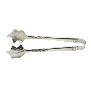 Pinzas para hielo de metal dorado con extremos en forma de concha y diseño floral, resistentes al calor, para cubos de hielo y servicio. - Product Image 2