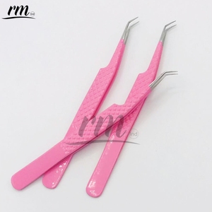 Pince à épiler pour cils RMI Baby Pink Powder Coated Color And Silver Tip, en acier inoxydable, pointe à 45 degrés. - Product Image 5