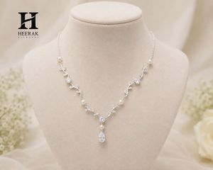 Collier de mariée délicat en diamant de laboratoire en forme de feuille de vigne avec pendentif taille poire et perle en forme de branche d'olivier - Product Image 1
