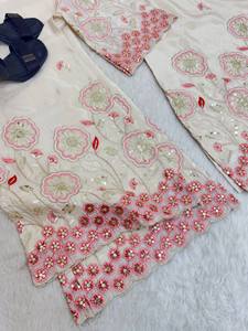 Elegante Conjunto de Fiesta de Seda y Viscosa con Bordado Floral Intenso, Detalles de Lentejuelas, Diseño de Cuello y Mangas con Patrón de Campana - Product Image 3