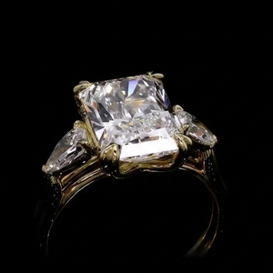 Anillo de Compromiso de Oro de 18K con Tres Diamantes Cultivados en Laboratorio de Corte Ovalado Color E VVS1 y Piedras Laterales para Mujer, Certificado IGI - Product Image 5