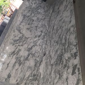 Matériau en pierre durable en granit gris scintillant, idéal pour les comptoirs, les carrelages et les espaces domestiques ou commerciaux - Product Image 2